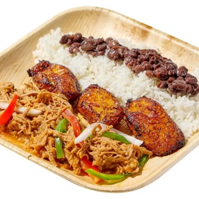 Shredded beef in tomato sauce, white rice, black beans, and your choice of plantains or tostones.