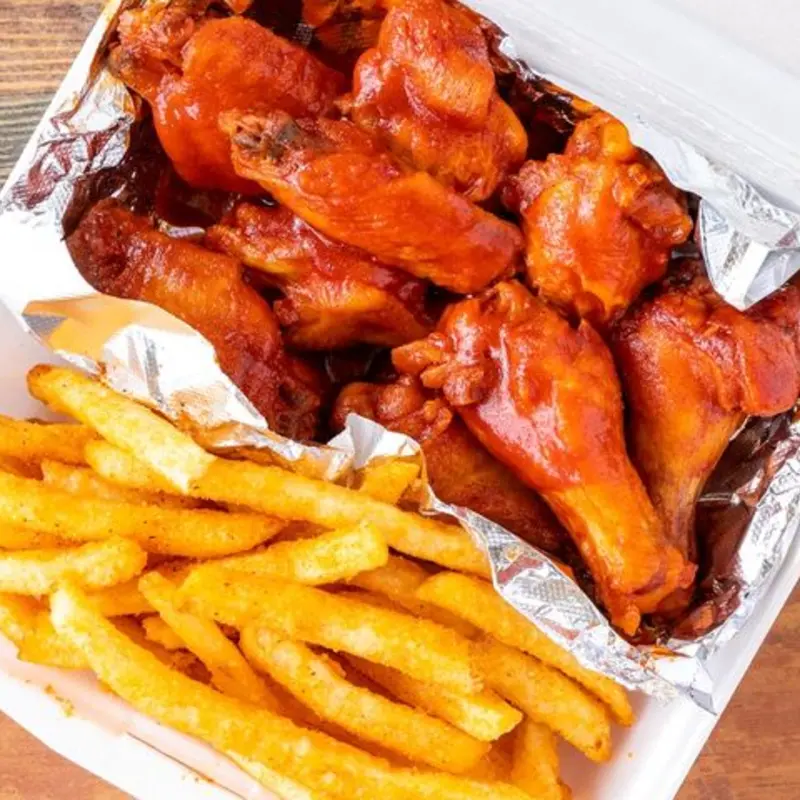 CHICKEN WINGS WITH FRIES at FoodClub