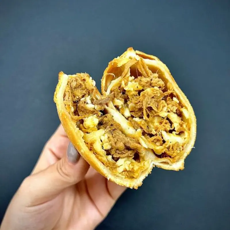 PASTEL CARNE MECHADA CON QUESO/SHREDDED BEEF AND CHEESE
