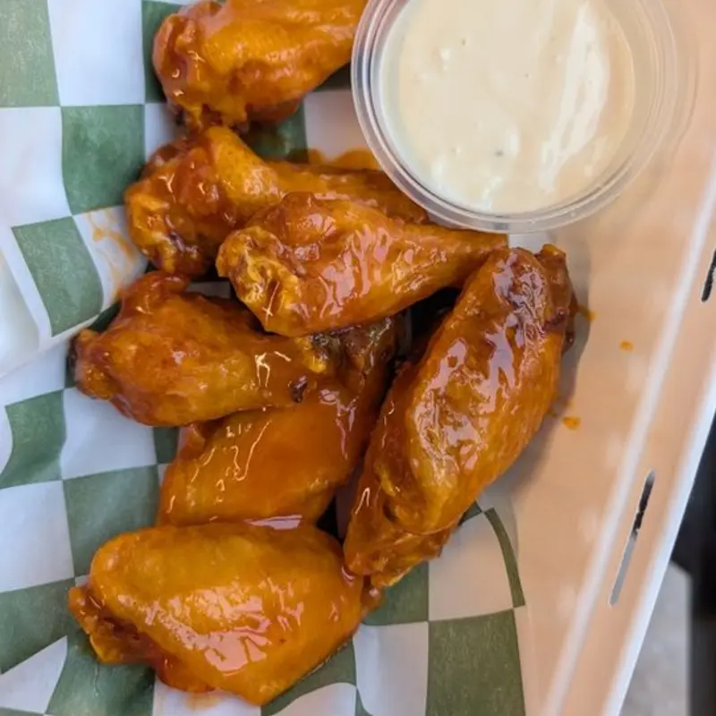 8 CHICKEN WINGS