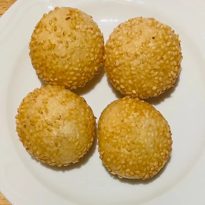Mini Sesame Balls in Red Bean Paste 4 pcs 迷你芝麻球 at Bund on Queens Blvd - Forest Hills